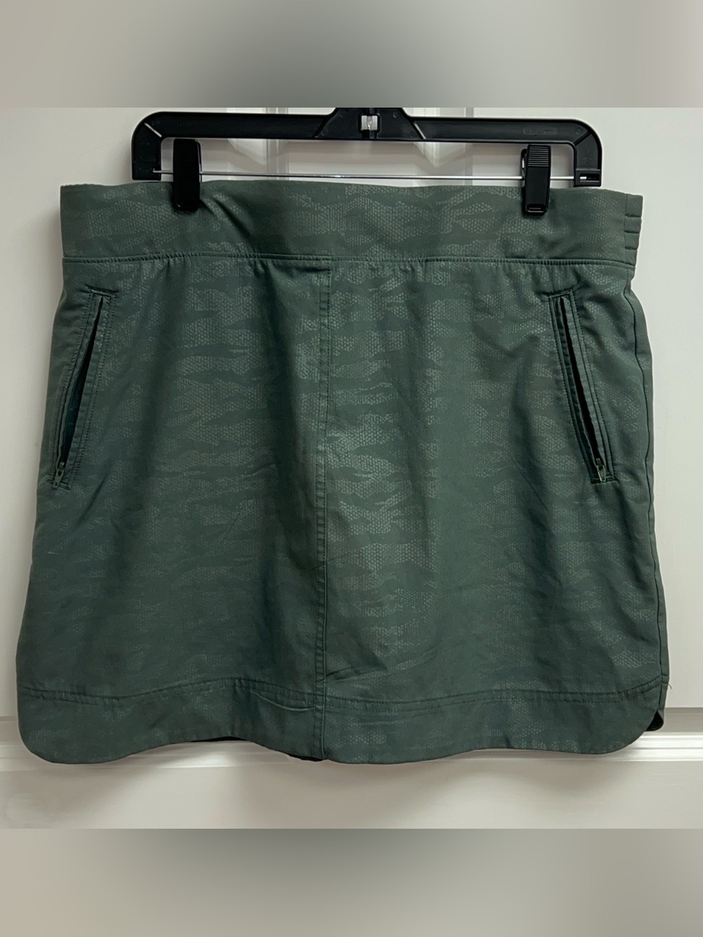 Orvis Women's Embossed Green Pull-On Travel Skort Size Large